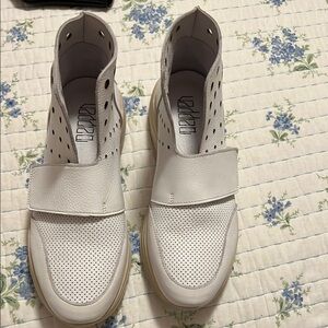 Vaddia Bina high top sneaker size 39 Euro US size 8.5